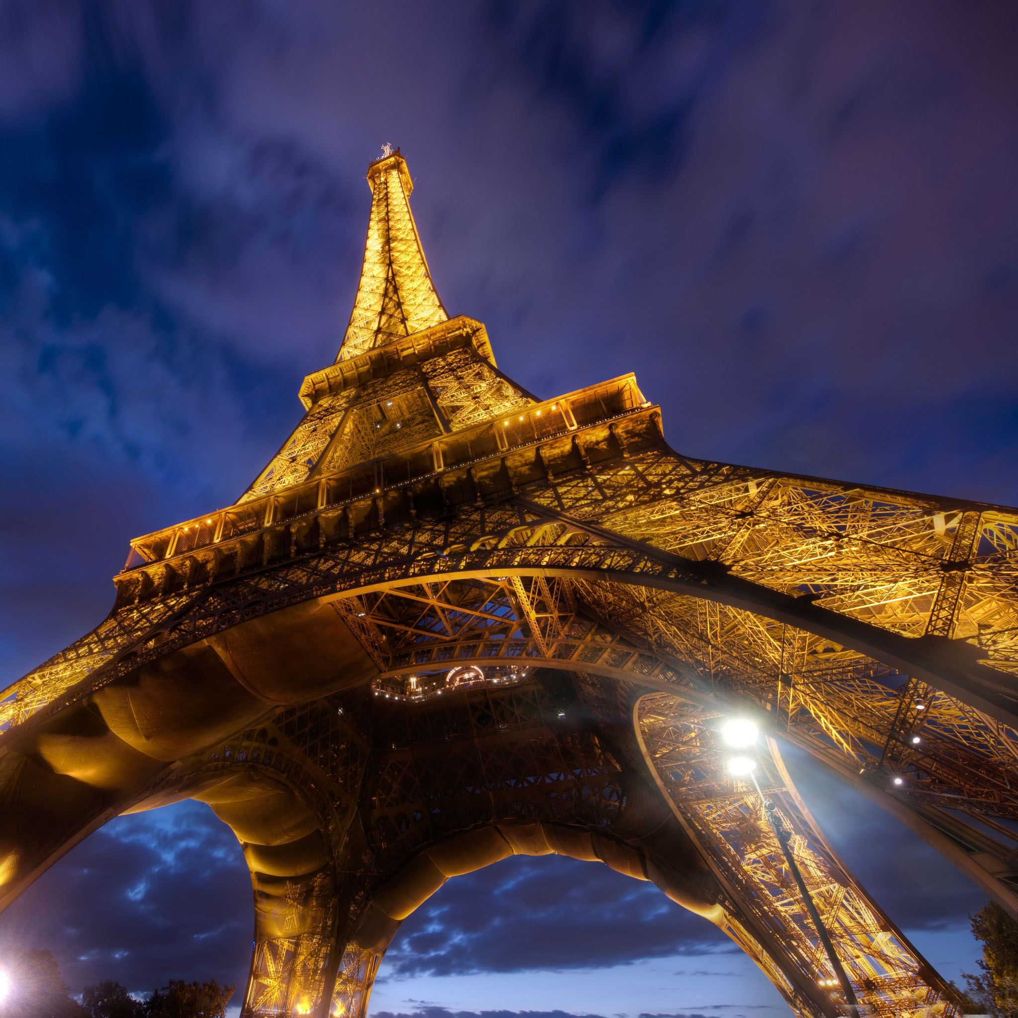 Eiffel-Tower--ipad-air-wallpaper-ilikewallpaper_com.jpg