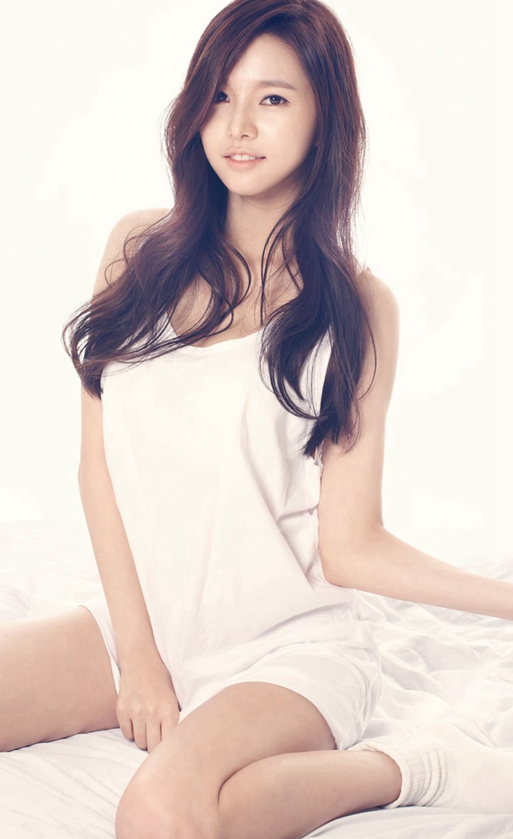 Jei-Fiestar-Sexy-Sweety-Bed-Girl-iphone-4s-parallax-wallpaper-ilikewallpaper_com.jpg