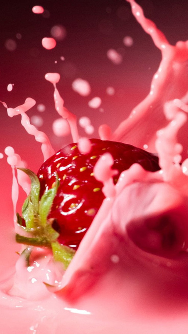 Strawberry Fall Into Milk Iphone 5s Wallpaper Iphone壁紙 春の苺いちごイチゴ祭り Naver まとめ