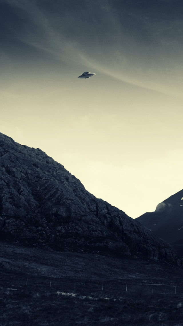 UFO-Flying-iphone-5-wallpaper-ilikewallpaper_com.jpg